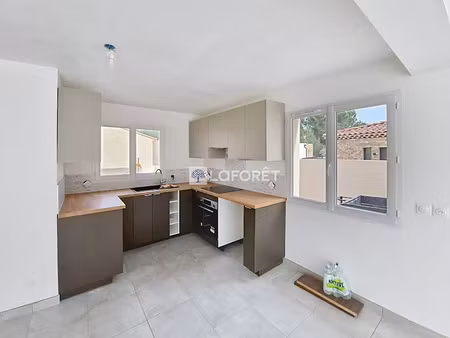location maison 4 pièces 95 m² à lançon-provence (13680)  1 700 €