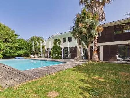 maison d'architecte au calme  piscine et jardin arboré.