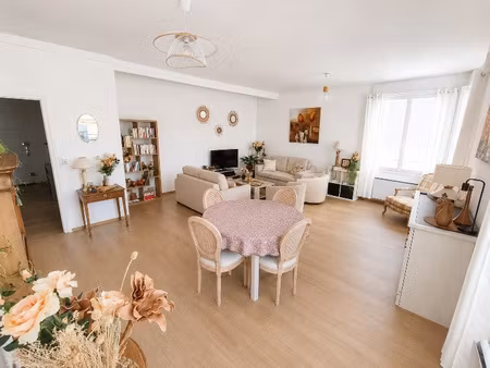 appartement 1 chambre avec un ascenseur.