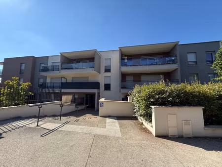 vue splendide pour cet appartement à crecy la chapelle  trois pièces de 57.84 m² avec jard