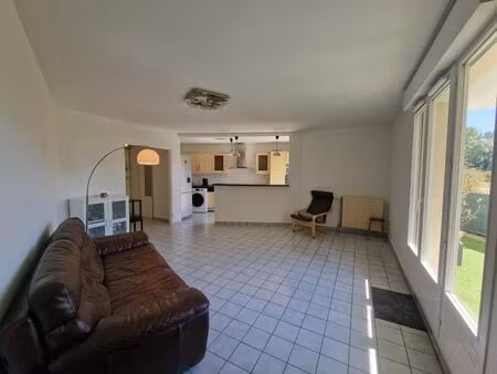 spacieux appartement t2 de 55 m² avec une terrasse de 40m² et un place de parking en sous-