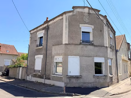 nevers  proche des lycées et centre ville  maison de ville de 120 m² avec grande terrasse