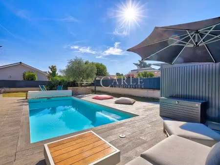 maison familiale contemporaine d’environ 153 m² avec piscine et jardin paysagé