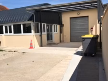 a louer : un atelier et un bureau de 84m2 avec un hangar de