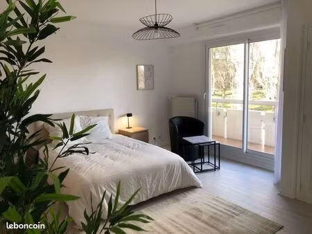 grand studio de 30 m² face plan d’eau vichy au calme absolu