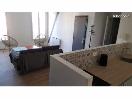 grand t2 meublé et équipé   calme  lumineux