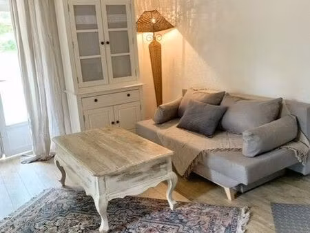 f2 de charme dans petite maison