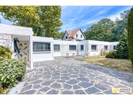 "la celle saint-cloud" exceptionnelle maison "le corbusier" de 5 pîèces de 190m² dans un é