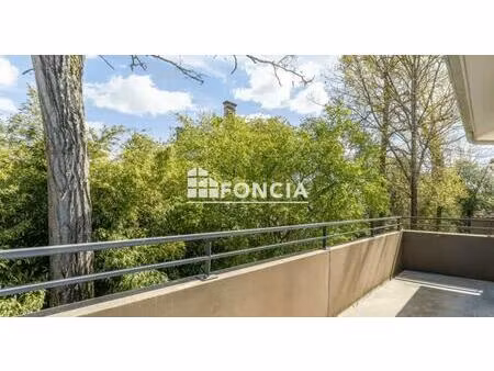 t4 a vendre idealement place