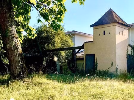 découvrez le potentiel de cette ancienne maison de 45 m² à rénover  idéalement située en h