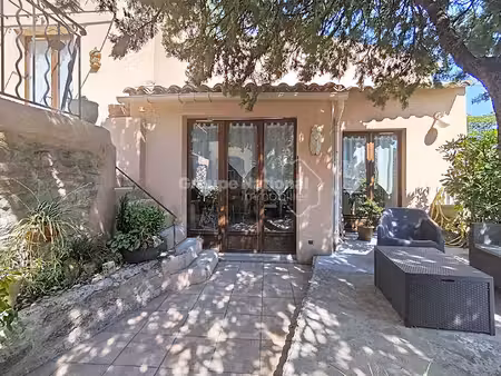 maison de village avec terrasses   solarium et jardinet à rochegude (26790)