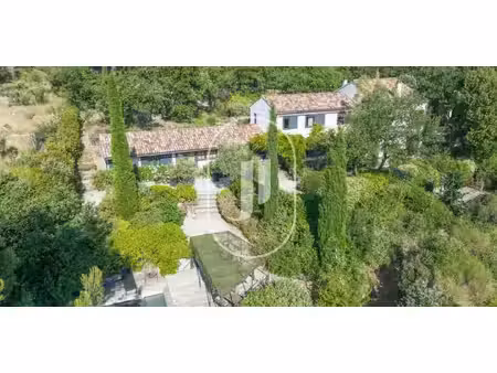 villa avec piscine et terrasse entrechaux (84)