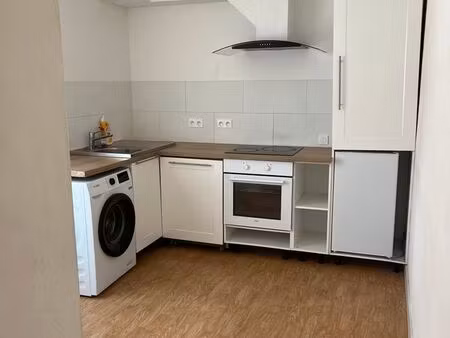 particulier loue appartement en centre bourg camoël