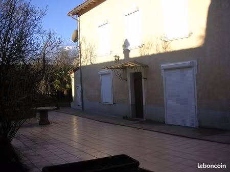 location maison de village