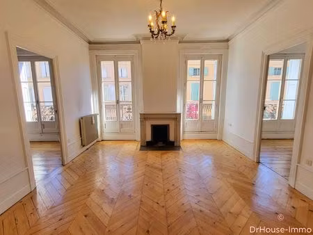 appartement de type f4 de 118 m² avec balcon  cave et grenier