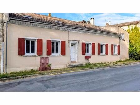 maison en pierre dans le bourg d'eymet