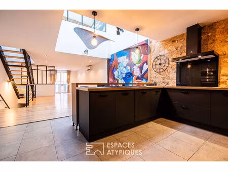 la maison de village aux deux visages : design épuré et optimisation locative