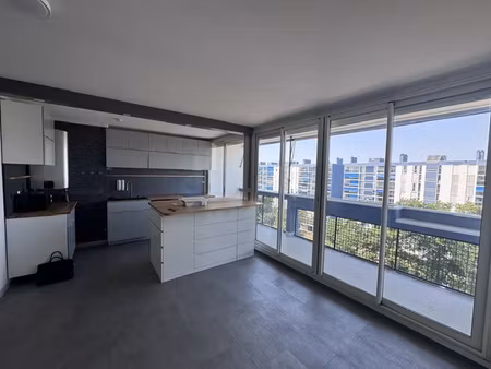 appartement quatre pièces avec balcon