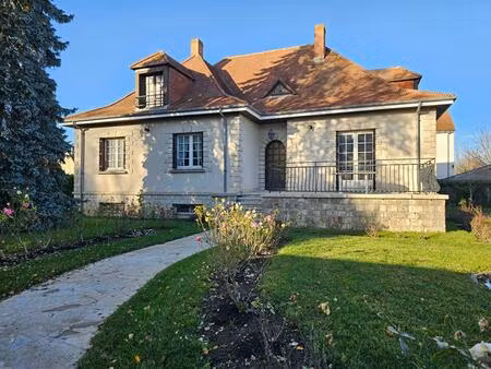 maison d'artisan sur sous-sol total avec jardin clos. ecoles  gare sncf sur place