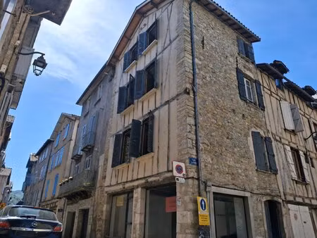 une occasion rare de créer trois appartements élégants dans un emplacement de choix