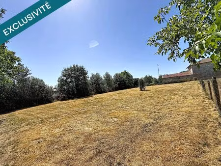 joli terrain plat et clôturé