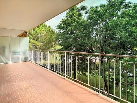 3 pieces traversant avec belle terrasse - cave et parking.