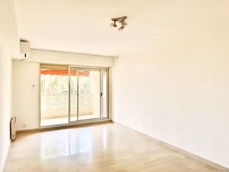 appartement 2 pièces à rénover avec cuisine séparée  terrasse et garage