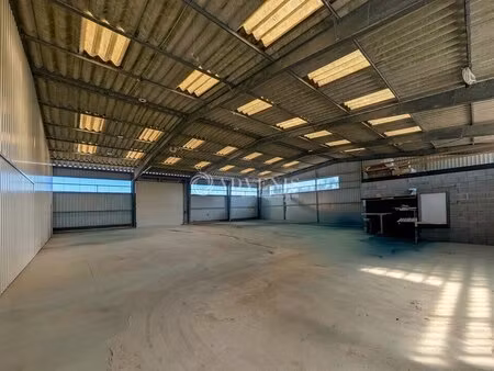 location local d’activités taden 22100 600m²