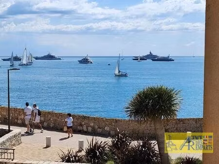 appartement de charme au coeur du vieil antibes face à la méditerranée