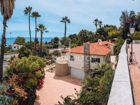 a deux pas du bord de mer à golfe-juan  superbe villa offrant une vue mer panoramique.