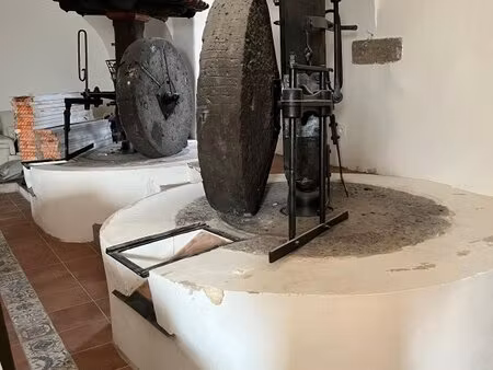 ancien moulin à huile provençal avec chute du caramyhute du ca