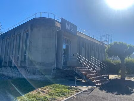 location local professionnel 240m²