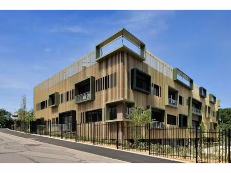 location local professionnel 965m²