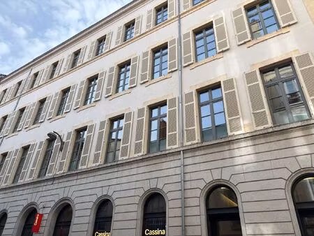 location local professionnel 621m²