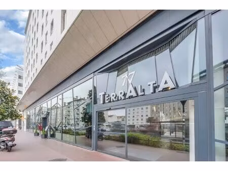 location local professionnel 2 956m²