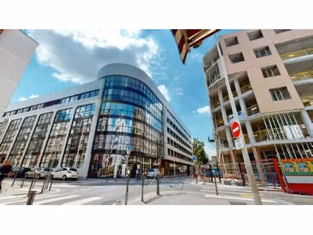 location local professionnel 735m²