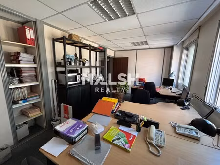 location local professionnel 74m²