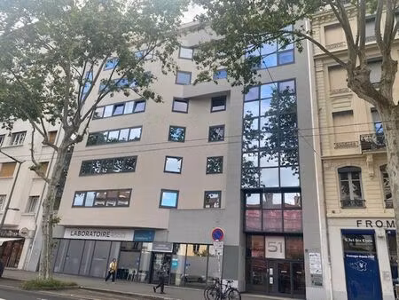 location local professionnel 253m²