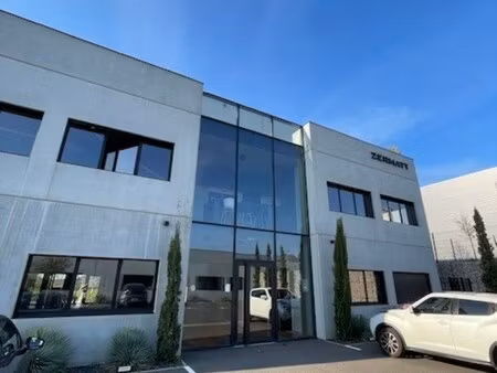 location local professionnel 152m²