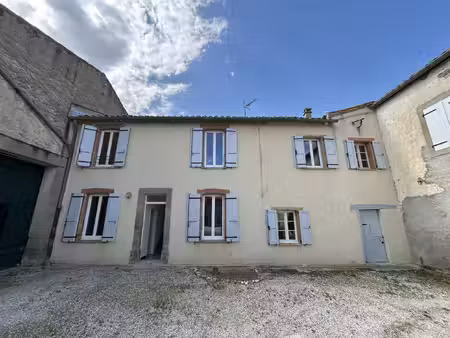 maison t5 avec petite remise et devant de porte