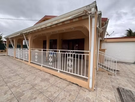maison individuelle spacieuse à petit-bourg !