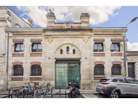 location local professionnel 677m²