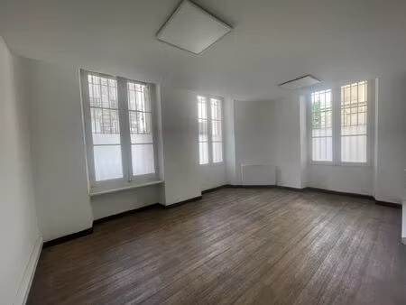 location local professionnel 99m²