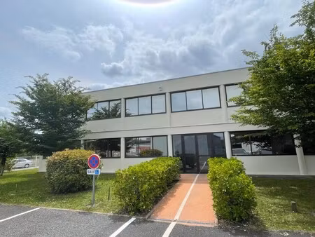 location local professionnel 100m²