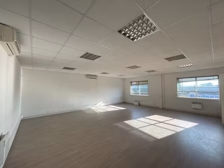 location local professionnel 150m²