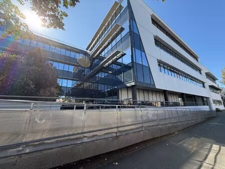 location local professionnel 3 216m²