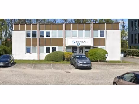 location local professionnel 711m²