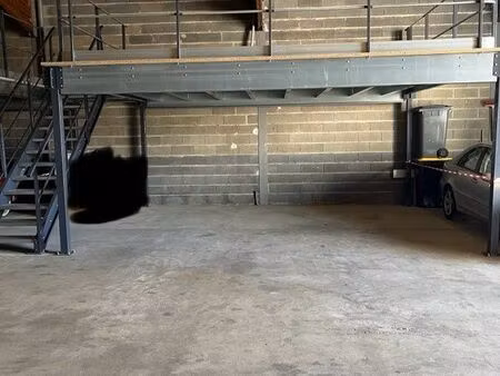 stockage 25m2 ( en mezzanine)