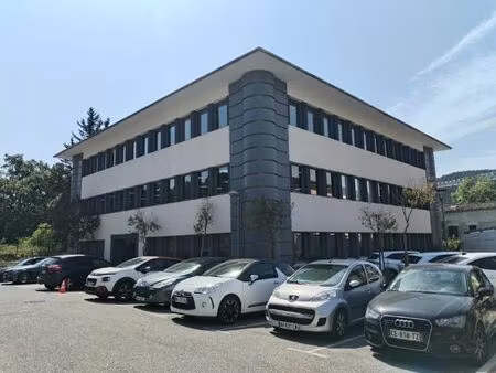 location local professionnel 68m²