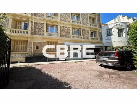 location local professionnel 156m²